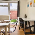 Modern 1-Bed Apt 30Min To Central London & Parking