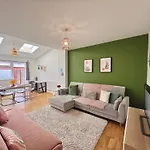 Modern 1-Bed Apt 30Min To Central London & Parking