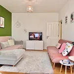 Modern 1-Bed Apt 30Min To Central London & Parking